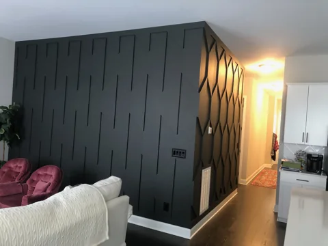 A charcoal partition combines slim vertical accents with a geometric side wall.