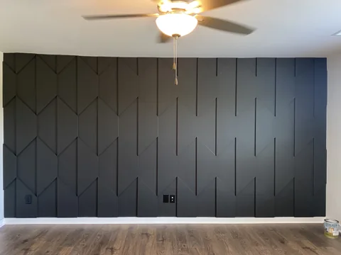 A dark blue wall combines slender vertical accents with a central hexagonal pattern.